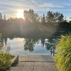 Das Haus am See - der idyllische Privatsee nahe Wien，位于图尔恩的酒店