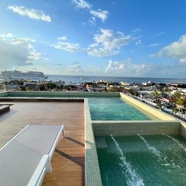 Brand New Condo with Rooftop Pool，位于科苏梅尔的酒店
