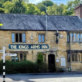 The Kings Arms Inn，位于约维尔的酒店