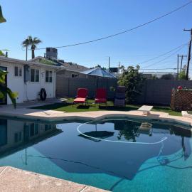 Cozy Home with Sparkling Pool/Pet Friendly，位于梅萨的酒店