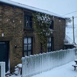 Trawden Arms Community Owned Pub，位于Winewall的酒店
