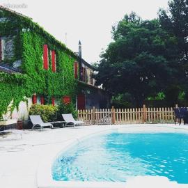 Domaine Les Peupliers - Chambres d'Hôtes, Suite et Table d'Hôtes -，位于拉聂的酒店