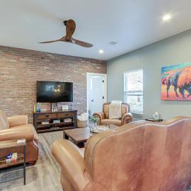 1/2 Mi to Grand Lake: Home w/ Furnished Deck!，位于Afton的酒店