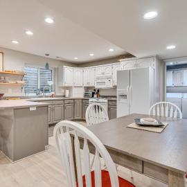 Lovely Remodeled North Salt Lake Apt: 7 Mi to Dtwn，位于North Salt Lake的酒店