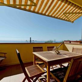 CASAMARINA appartamento frontemare con piscina，位于勒托阳尼的酒店