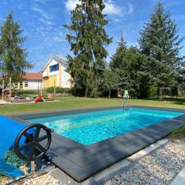 helle Ferienwohnung in Architektenhaus mit Garten und beheiztem Außenpool，位于巴特贝尔齐希的酒店