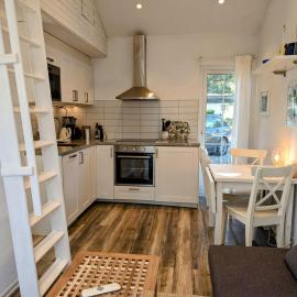 Tiny house for four 200 m from beautiful white sandy beach and 20 min from Malmö - with internet, Netflix and parking included，位于赫尔湾的酒店