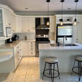 3BR House 6 Guests Near Water，位于拉瓦尔的酒店