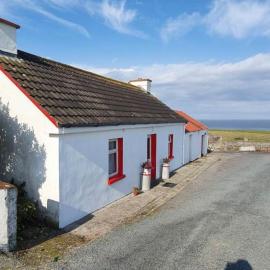 Wild Atlantic Seaside Cottage，位于Easkey的酒店