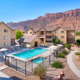 6E Family Friendly RedCliff Condo, POOL & HOT TUB，位于摩押的酒店