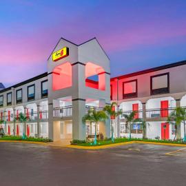 Super 8 by Wyndham Orlando Near Florida Mall，位于奥兰多的酒店