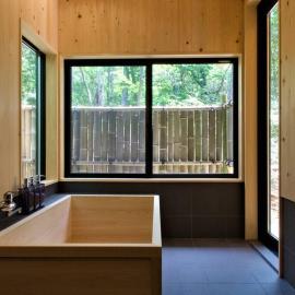 Noto cottage Hinoki no ie - Onsen in a cypress bathtub，位于志贺町的酒店