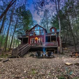 Private Creekside Cabin+Hot Tub,Pool Table, & Pets，位于埃利杰的酒店