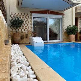 Pool Garden House near the Sea，位于瓦里的酒店