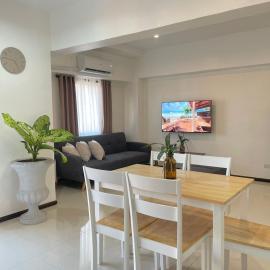Mactan Airport Affordable Cozy Loft Condo by A&C，位于Pusok的酒店