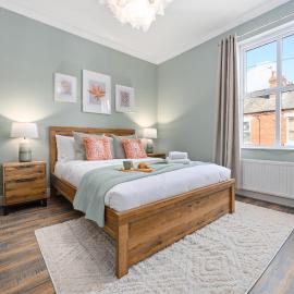 2-Bedroom Cottage - Long Stays Welcome，位于奇德尔的酒店