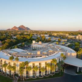 Embassy Suites by Hilton Phoenix Biltmore，位于凤凰城的酒店