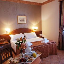 Hotel Squarciarelli，位于格罗塔费拉塔的酒店