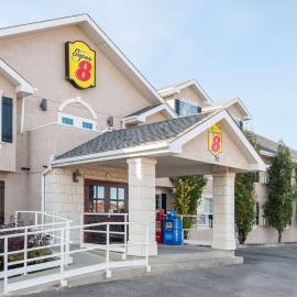 Super 8 by Wyndham Cochrane，位于科克伦的酒店