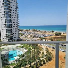 Beach front luxury apartment - managed building，位于哈德拉的酒店