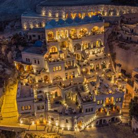 Nino Cave Suites,位于于尔居普的酒店