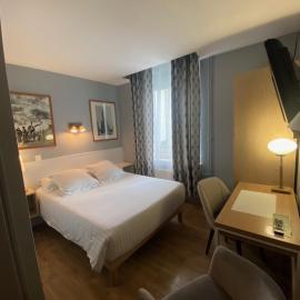 Hotel Le Pelican，位于沙勒维尔-梅济耶尔的酒店