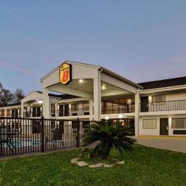 Super 8 by Wyndham Ocean Springs Biloxi，位于海泉市的酒店