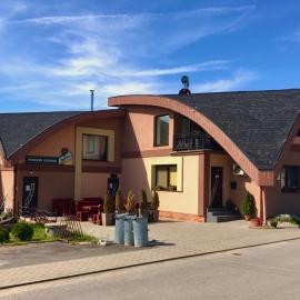 Korona Panzió，位于Balog nad Ipľom的酒店