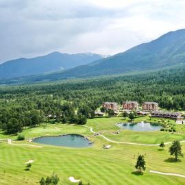 Spacious penthouse apartment in Pirin Golf and Country Club, SPA and pools are not included，位于拉兹洛格的酒店