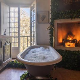 Unique double Smart Room in 17 century Home with snooker, hottub and BBQ