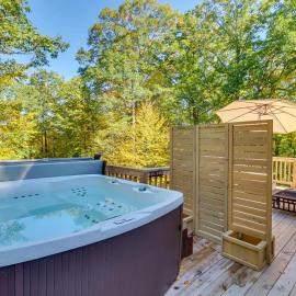 Pocono Getaway A frame Cabin w/ Hot Tub Sauna，位于东斯特劳兹堡的酒店