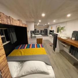 Camper with A/C - Glamping 3 Idiomas，位于El Sargento的酒店