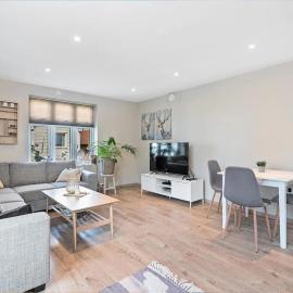 Stylish & Bright Penthouse - Office - Sentral，位于埃格尔松的酒店