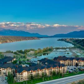 Mountain getaway condo - 5 min walk to the beach!，位于因弗米尔的酒店