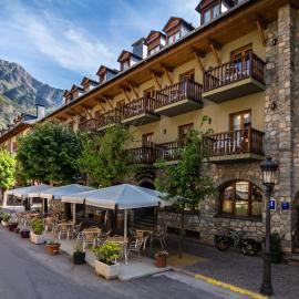 Hotel Ciria，位于贝纳斯克的酒店