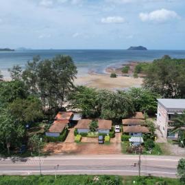พายเนอรี รีสอร์ท @แหล่มแท่น (Pinery Resort)，位于Ban Bo It的酒店