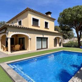 Casa Judibar con zona de barbacoa y piscina，位于卡隆赫的酒店