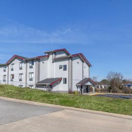 Red Roof Inn Suffolk，位于萨福克的酒店