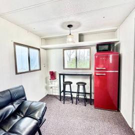 Trestle Creeks Farmhouse Fort Tiny House，位于布卢明顿的酒店