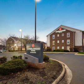 Candlewood Suites St Louis St Charles by IHG，位于圣查尔斯的酒店