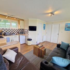 169 Broadside Holiday Chalet near Broads & Beaches，位于斯塔勒姆的酒店