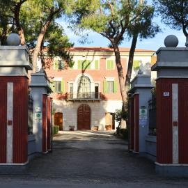 Ostello e Camere Private Prima Luce Foresteria，位于朱利亚诺瓦的酒店