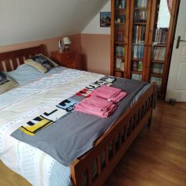 Chambre dans maison avec parking，位于克吕斯的酒店