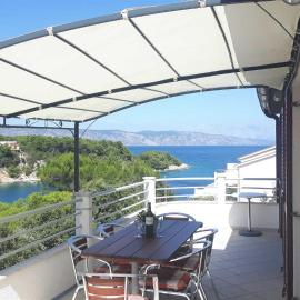 Apartments Hodak - Apartment with Sea View，位于Basina的酒店