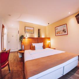 Hotel Zum Ochsen，位于Oberstenfeld的酒店