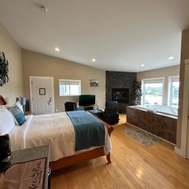 Pacific Rim Guest Lodge - Adults Only，位于尤克卢利特的酒店