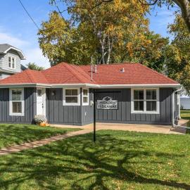 Hickory Hideaway Cozy 2-Bedroom Home on Lake Winnebago，位于奥什科什的酒店
