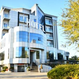 Hotel Ženeva Lux，位于克拉古耶瓦茨的酒店