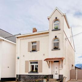 8P 4B Authentic house with playroom and infrared sauna，位于比尔曾的酒店