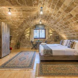 Timberwood Studio in the Heart of Batroun Souk，位于拜特龙的酒店